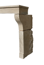 Maison Leon Van den Bogaert Elegante französische Kaminumrandung aus Kalkstein