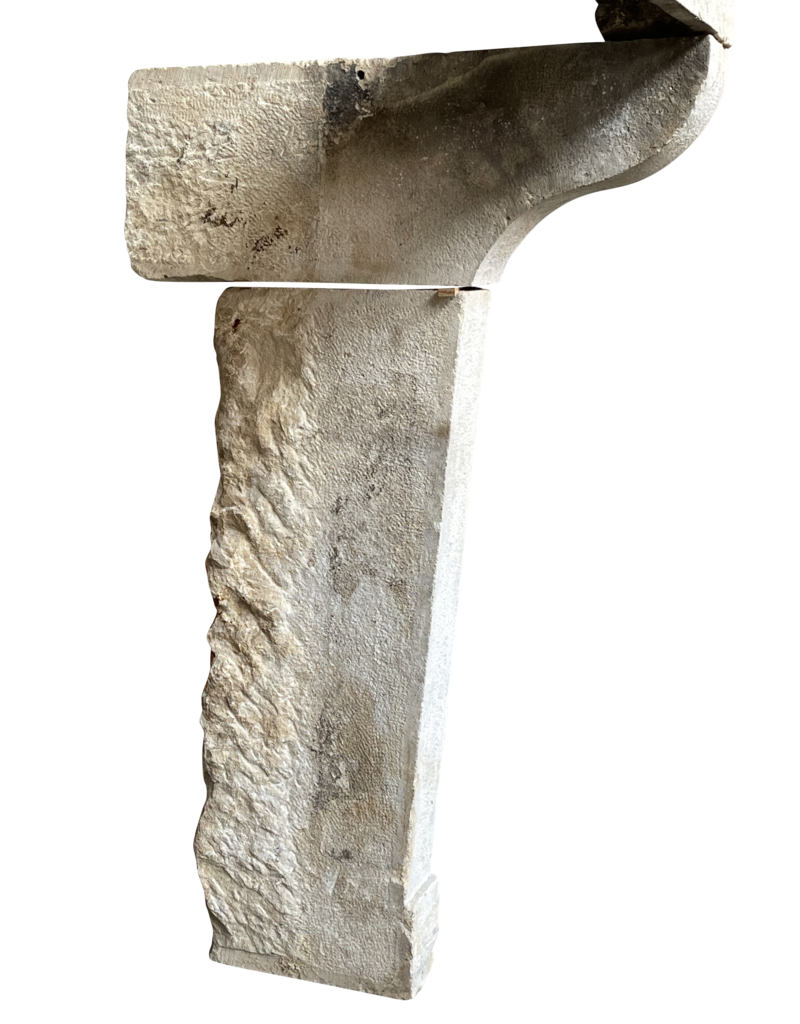 Antiker französischer Kamin im Kalkstein