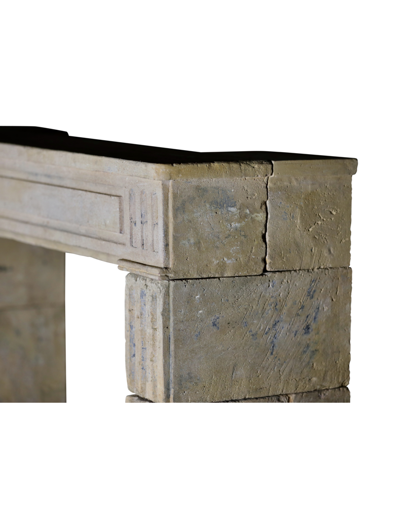 Klassische und rustikale Kalkstein-Kamin-Einfassung