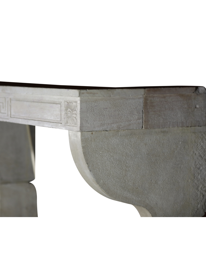 Maison Leon Van den Bogaert Eleganter groß weißer Kalkstein Kamin