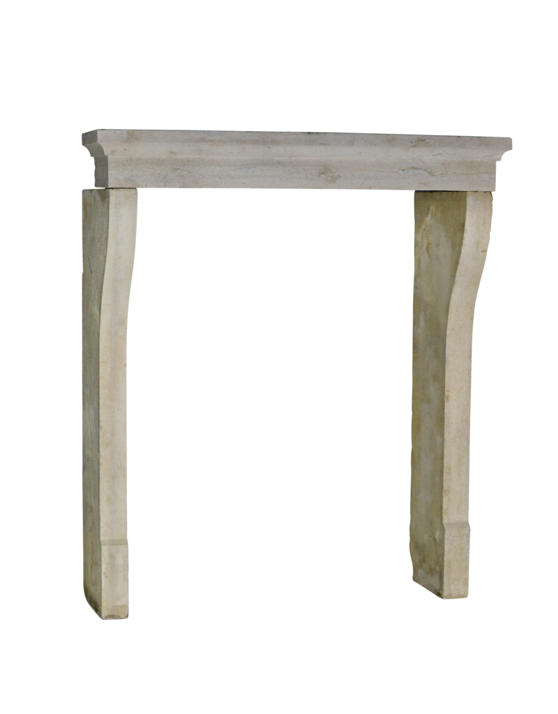 Maison Leon Van den Bogaert Elegante französische Kaminumrandung aus Kalkstein
