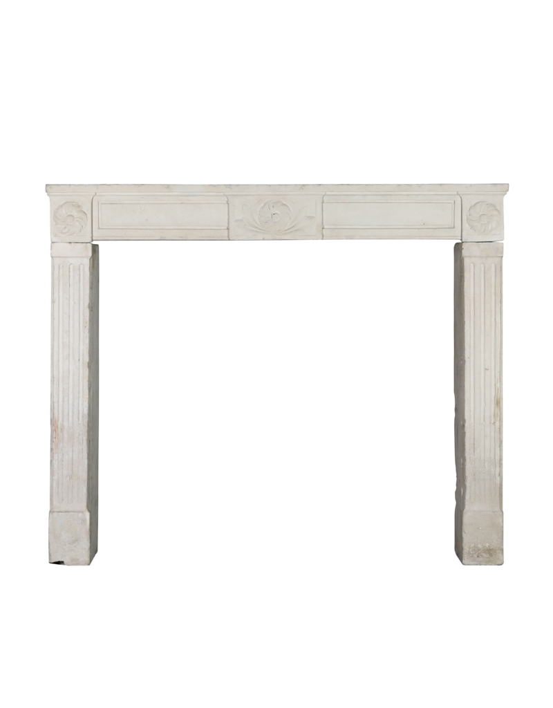 The Antique Fireplace Bank Klassischer französischer Kamin aus weißem Kalkstein