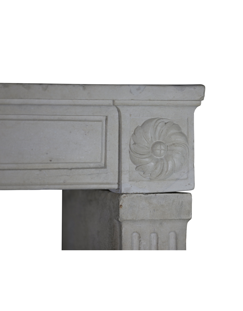 Maison Leon Van den Bogaert Klassischer französischer Kamin aus weißem Kalkstein