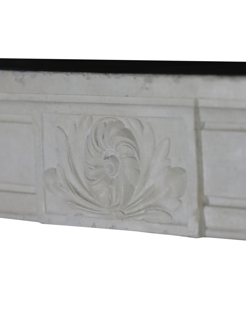 Maison Leon Van den Bogaert Klassischer französischer Kamin aus weißem Kalkstein