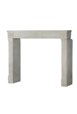 Klassischer französischer Kamin aus weißem Kalkstein