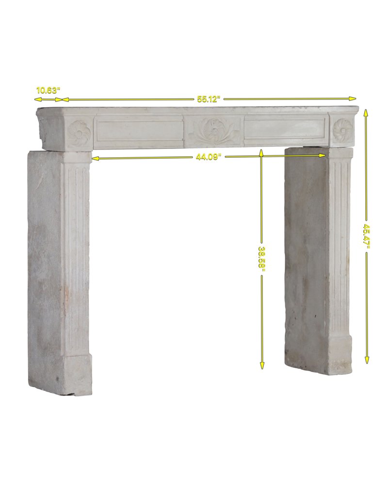 Klassischer französischer Kamin aus weißem Kalkstein