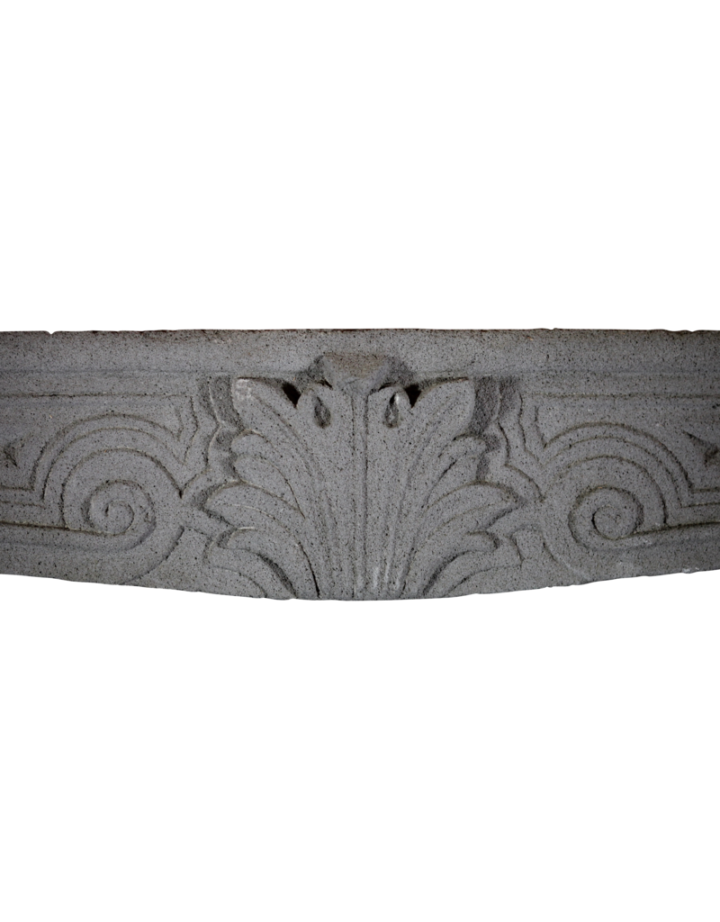Maison Leon Van den Bogaert Eleganter französischer rustikaler Kamin in lavastein