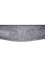 Maison Leon Van den Bogaert Feiner französischer Kamin aus Hartstein mit Blumendetail aus dem 18. Jahrhundert