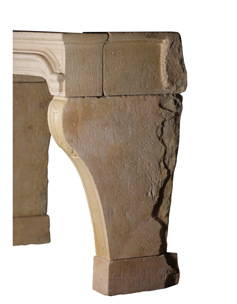 Gemütlicher Kamin aus Kalkstein im französischen Provence-Stil
