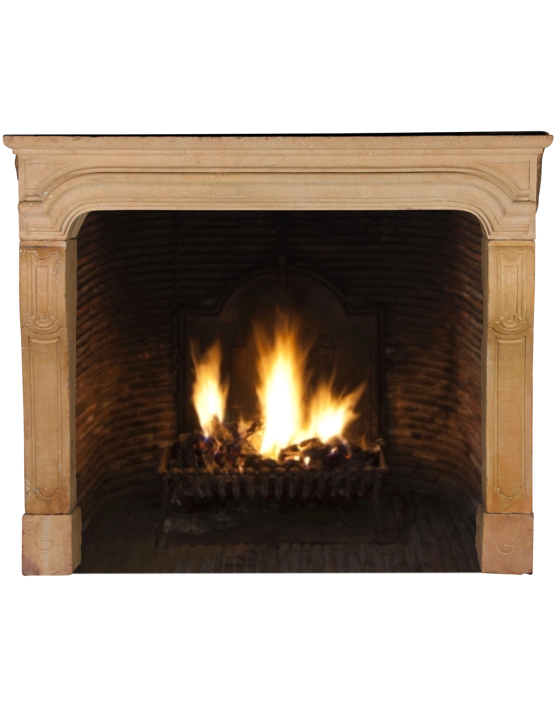 The Antique Fireplace Bank Gemütlicher Kamin aus Kalkstein im französischen Provence-Stil