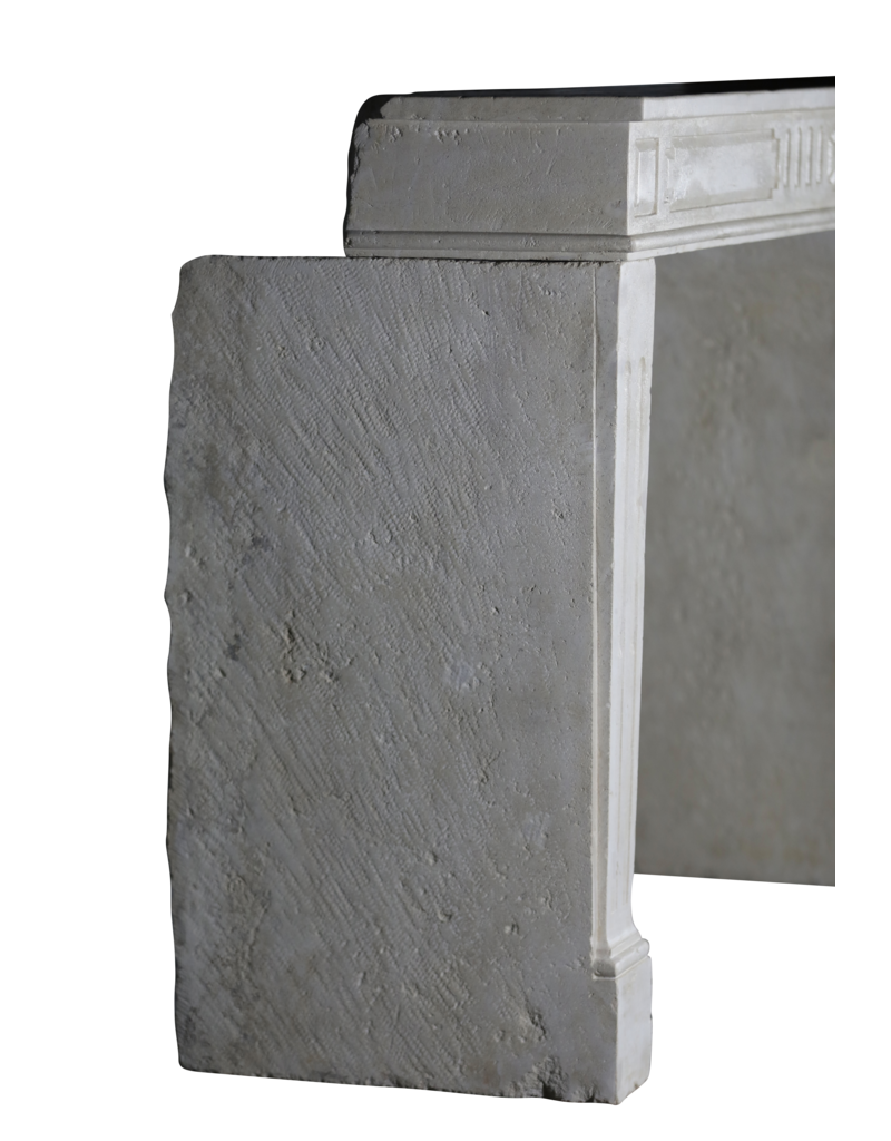 Klassischer schicker französischer weißer Kalksteinkamin