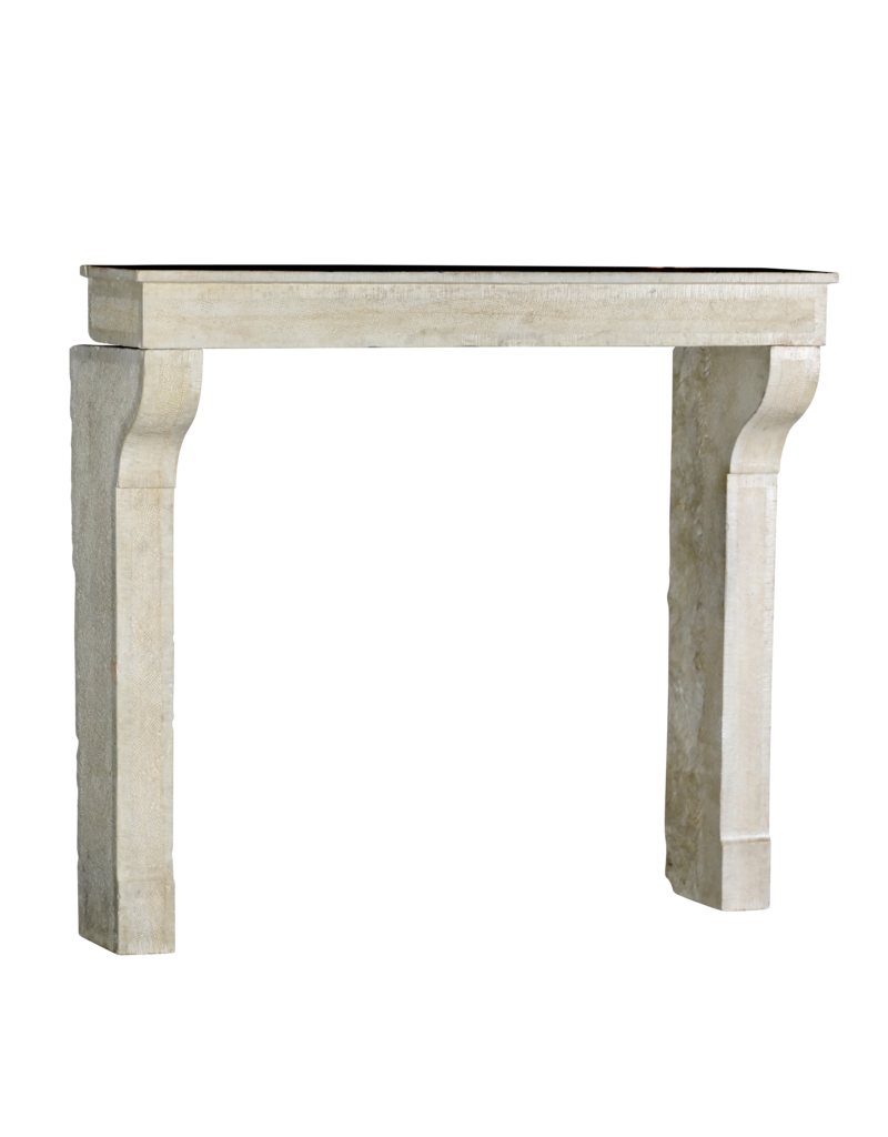 Maison Leon Van den Bogaert Elegante französische Kaminumrandung aus Kalkstein