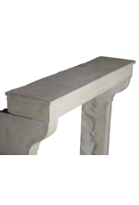 Elegante französische Kaminumrandung aus Kalkstein
