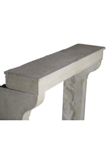 Maison Leon Van den Bogaert Elegante französische Kaminumrandung aus Kalkstein