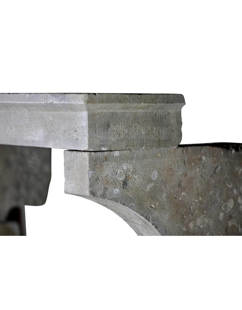 Maison Leon Van den Bogaert Großer eleganter Kamin aus Fossilstein
