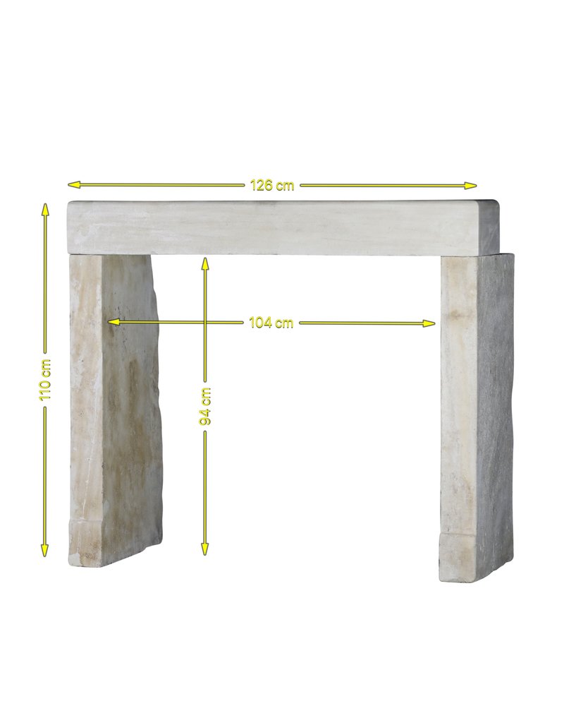 Minimalist Kaminumrandung aus Stein