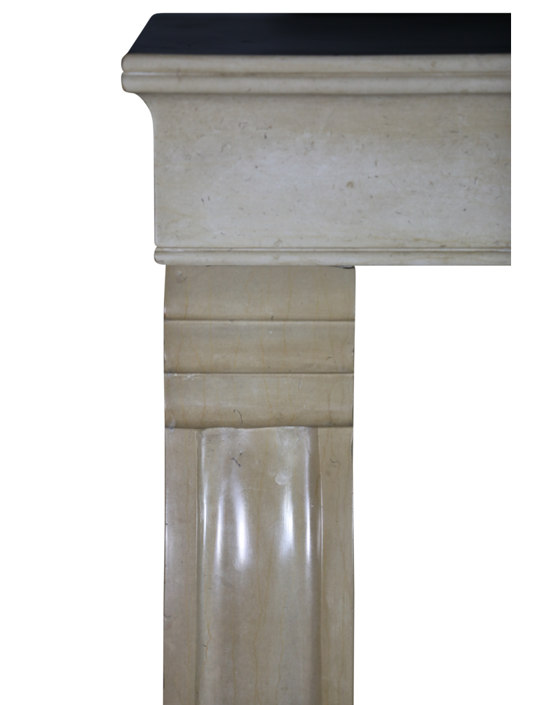 Maison Leon Van den Bogaert Elegante Kaminumrandung aus französischem Stein