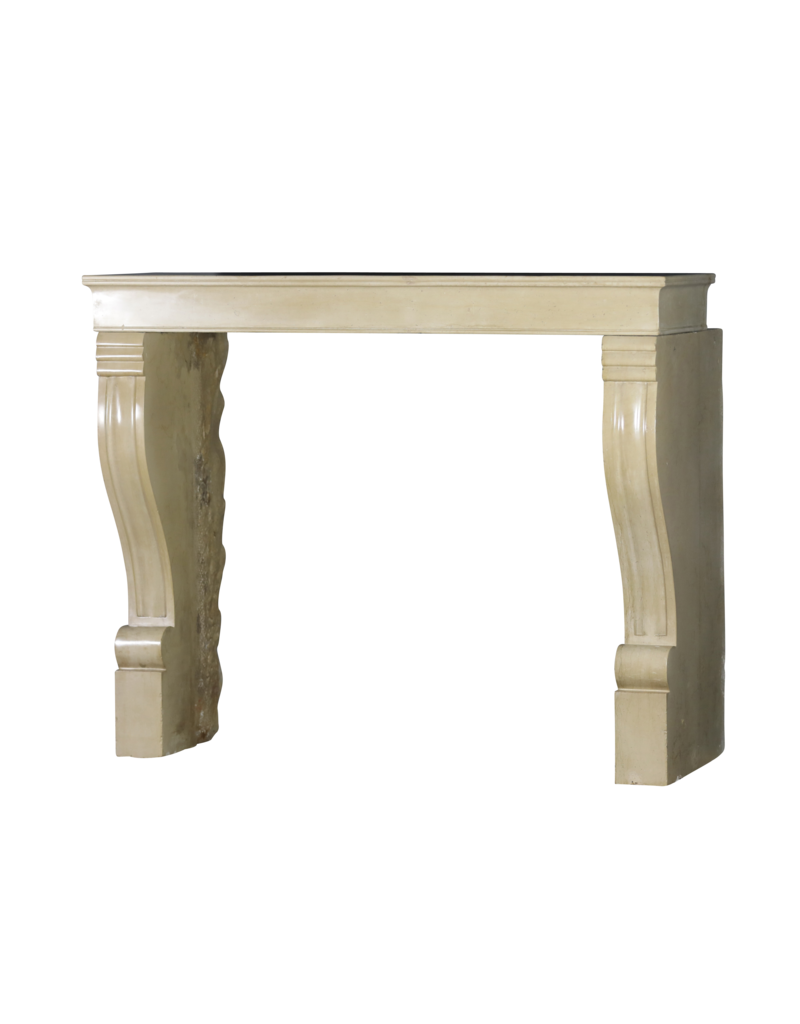 Maison Leon Van den Bogaert Elegante Kaminumrandung aus französischem Stein