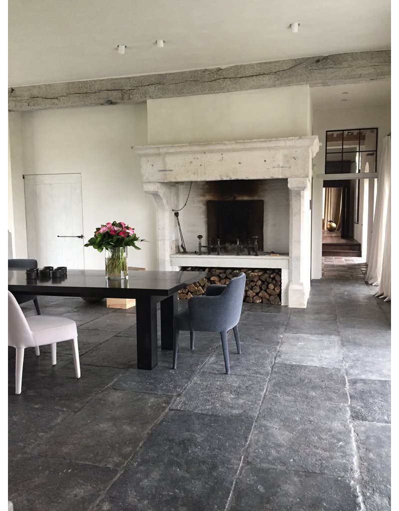 Maison Leon Van den Bogaert Wiedergewonnener schwarzer belgischer Natursteinboden