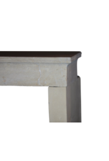 Maison Leon Van den Bogaert Französischer rustikaler Kaminmantel aus Kalkstein