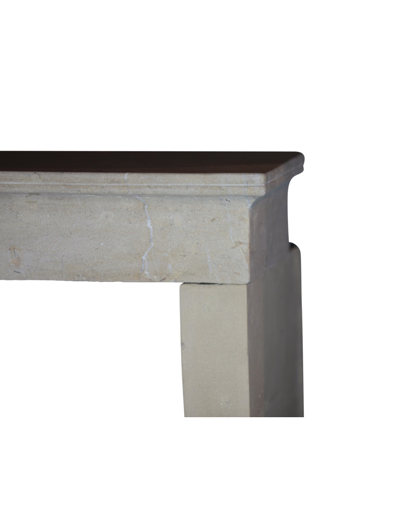 Maison Leon Van den Bogaert Französischer rustikaler Kaminmantel aus Kalkstein