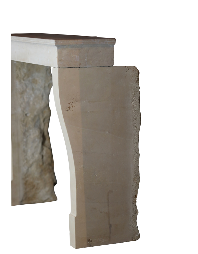 Französischer rustikaler Kaminmantel aus Kalkstein