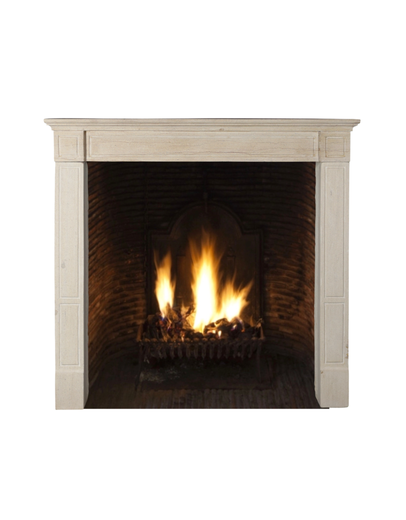 Chimenea clásica elegante de piedra caliza beige