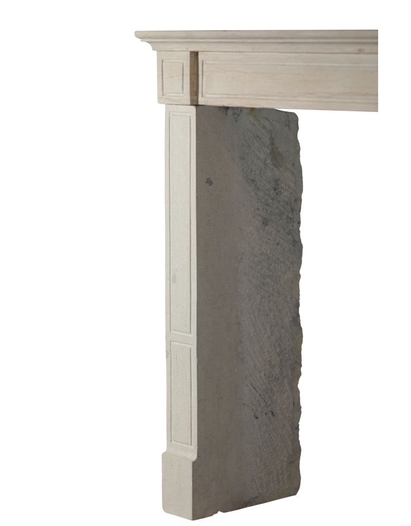 Chimenea clásica elegante de piedra caliza beige