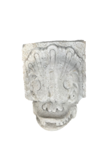 Maison Leon Van den Bogaert Antiker Quellkopf in Form eines Delphinkopfes