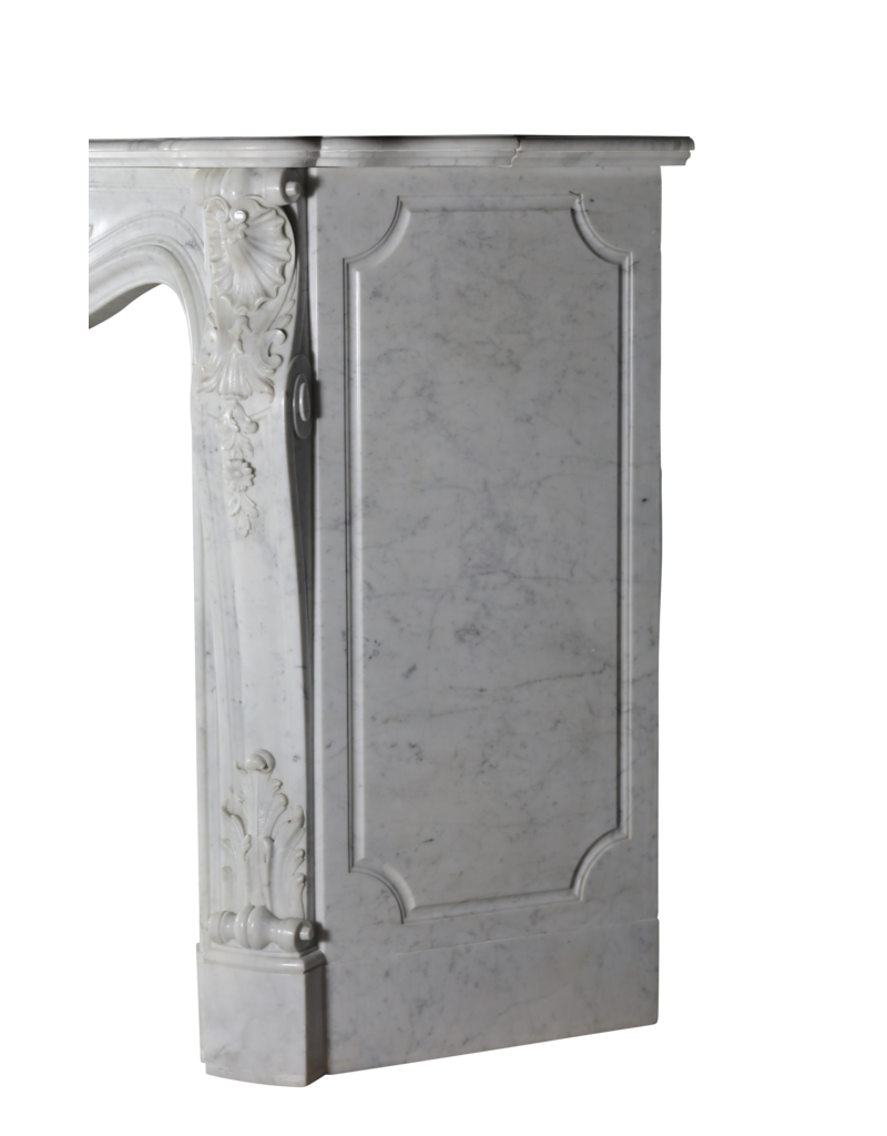 Klassischer weißer Carrara-Marmor-Kamin