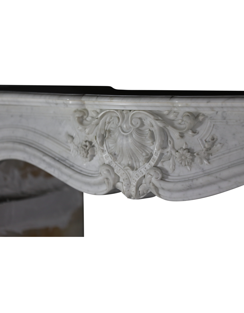 Chimenea clásica de mármol blanco de Carrara