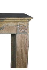 Rustikaler französischer Bicolor-Stein-Kamin im zeitlosen Stil