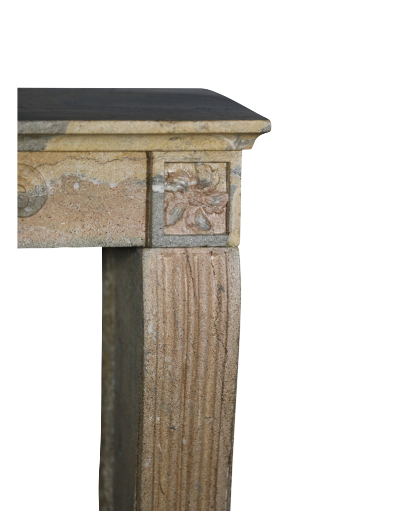 Rustikaler französischer Bicolor-Stein-Kamin im zeitlosen Stil