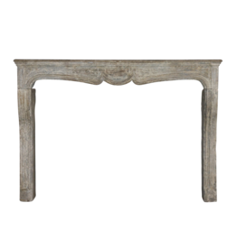 Maison Leon Van den Bogaert Exklusiver französischer Kalksteinkamin mit Patina