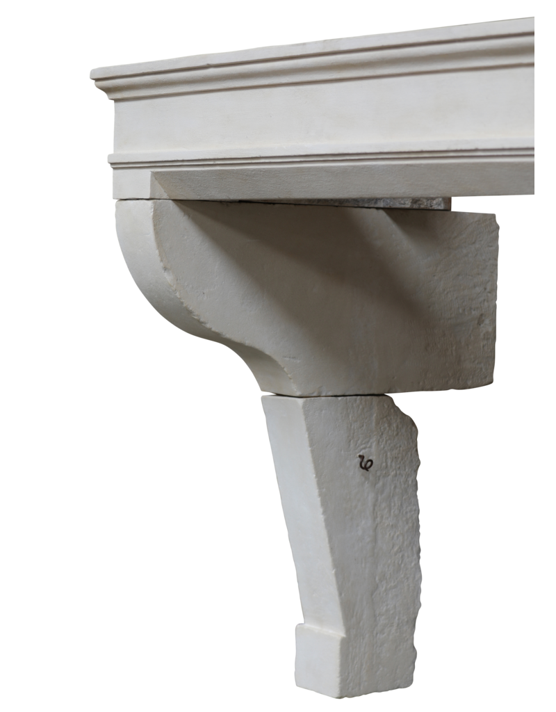 Maison Leon Van den Bogaert Gekalkter französischer Steinkamin aus dem 17.