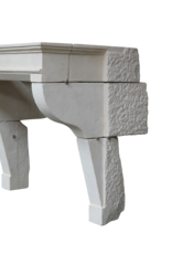 Maison Leon Van den Bogaert Gekalkter französischer Steinkamin aus dem 17.