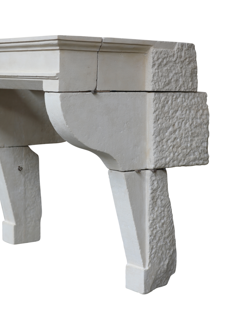 Maison Leon Van den Bogaert Gekalkter französischer Steinkamin aus dem 17.