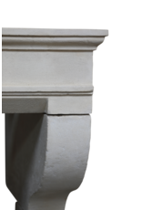 Maison Leon Van den Bogaert Gekalkter französischer Steinkamin aus dem 17.