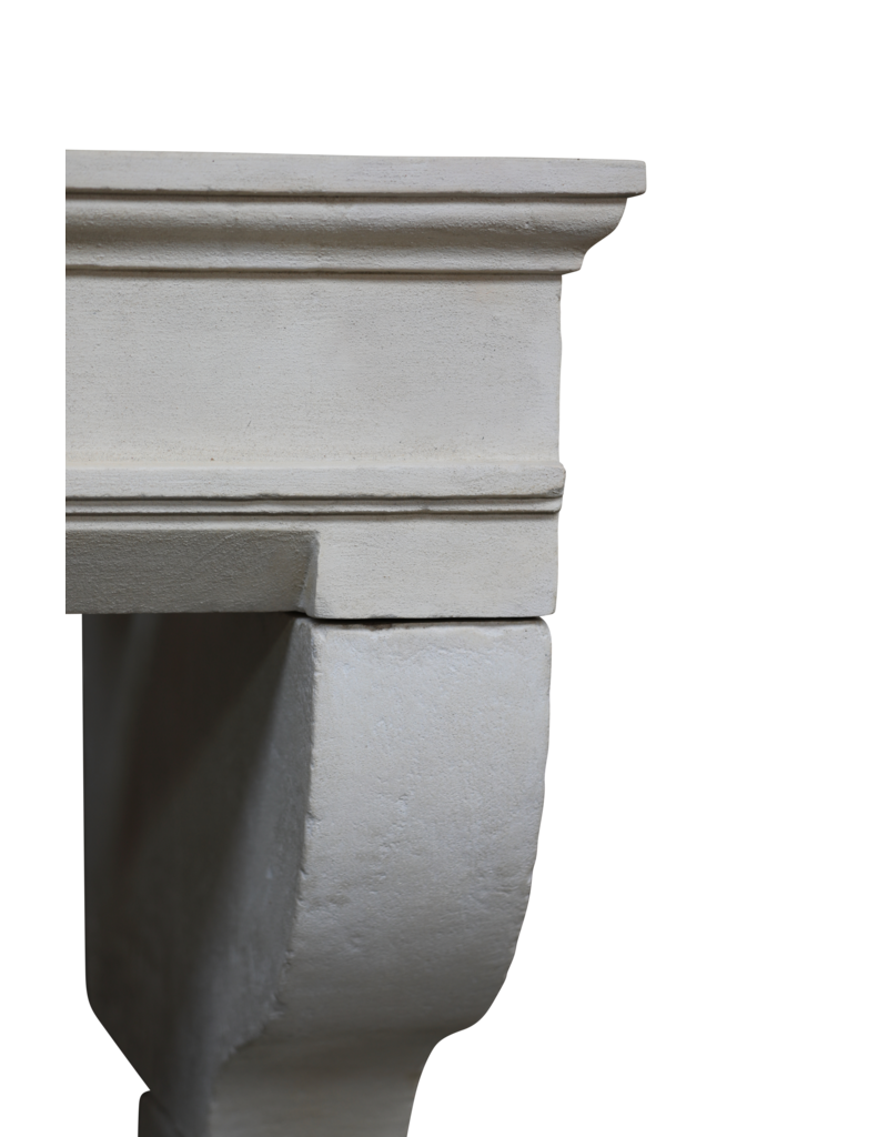 Maison Leon Van den Bogaert Gekalkter französischer Steinkamin aus dem 17.