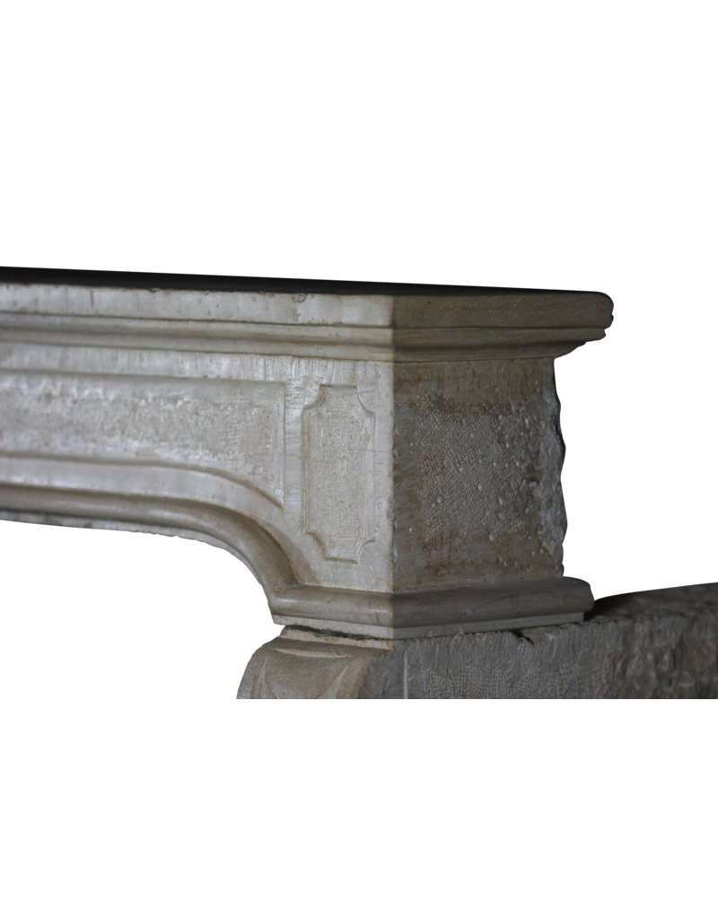 Maison Leon Van den Bogaert Dekorativer französischer Vintage-Kamin aus Kalkstein