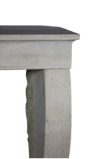 Maison Leon Van den Bogaert Pequeña Chimenea Intemporal de Piedra Caliza Beige
