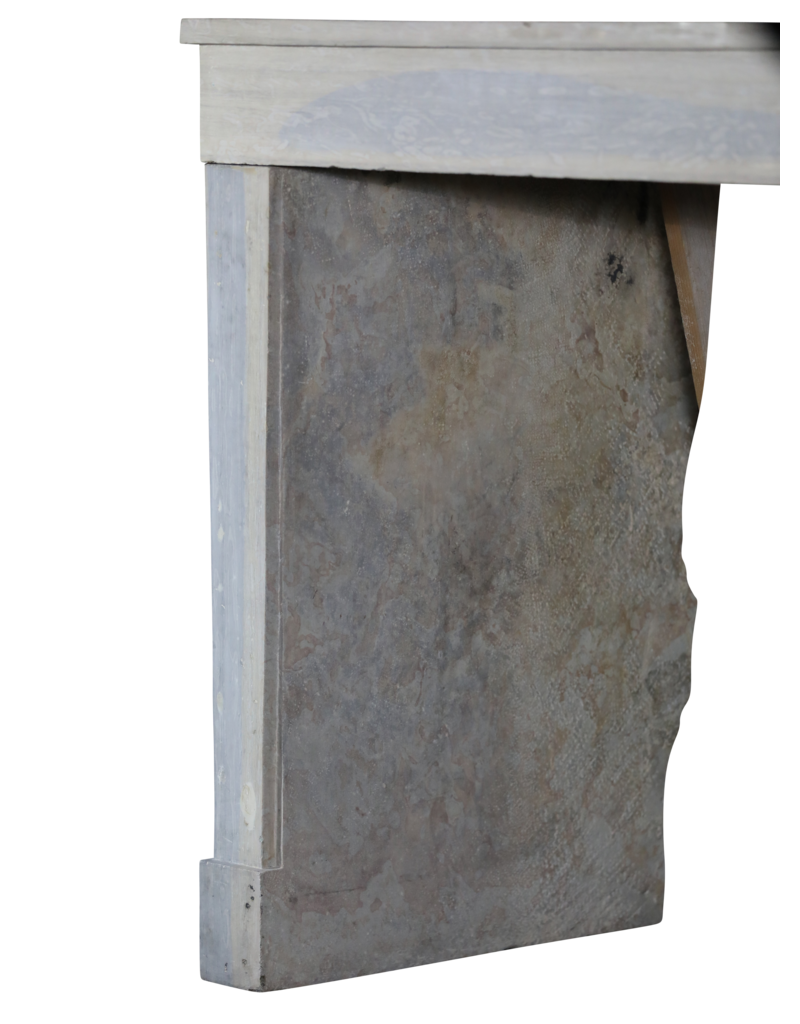 Zeitloser französischer Kamin in Bicolor Kalkstein