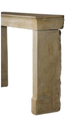 Zeitloser französischer gemütlicher Kamin aus Kalkstein