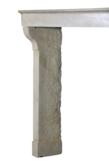 Kaminumrandung aus beigem Kalkstein