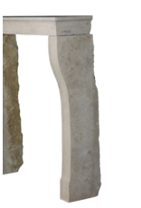 Chimenea pequeña de piedra caliza beige intemporal