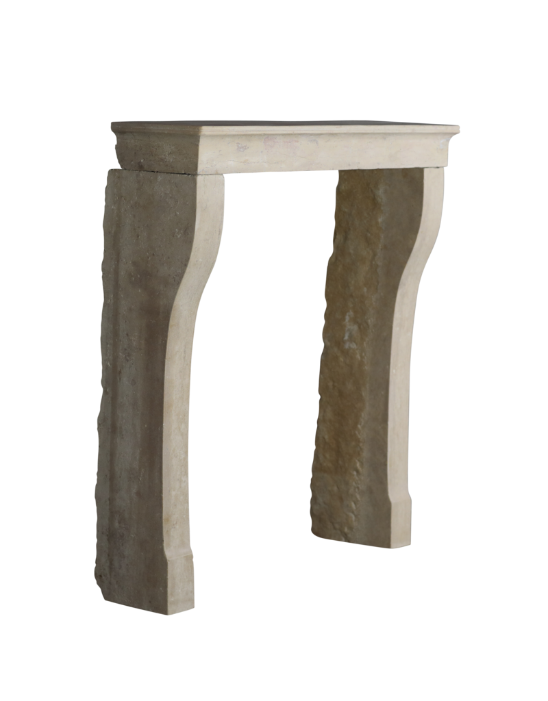 Chimenea pequeña de piedra caliza beige intemporal