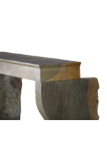 Kleiner zeitloser Bicolor-Kalkstein-Kamin