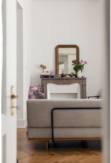 Maison Leon Van den Bogaert Cheminée Pompadour française en marbre beige pour une pièce de style français