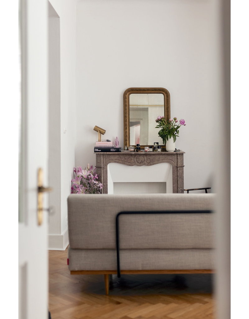 Maison Leon Van den Bogaert Cheminée Pompadour française en marbre beige pour une pièce de style français