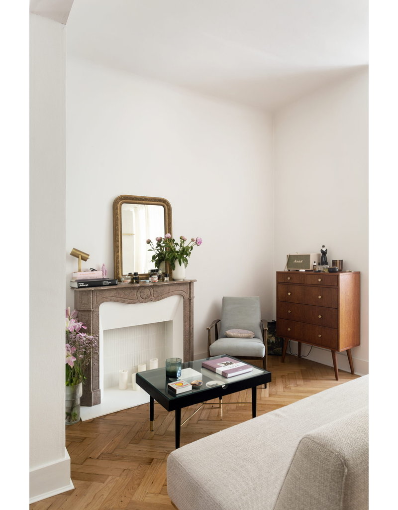 Maison Leon Van den Bogaert Cheminée Pompadour française en marbre beige pour une pièce de style français